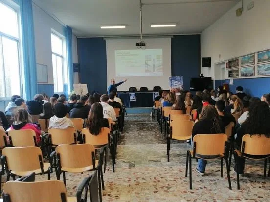 Pubblico durante un incontro di educazione finanziaria